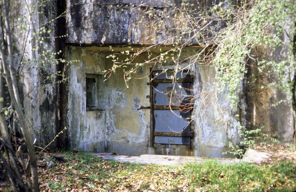 Ligne Maginot - GRAND LOT - X2 - (Abri) - Coffre gauche de l'abri avant les travaux de modernisation de l'ouvrage de Rochonvillers. Le créneau et le fossé diamant sont encore visibles. - Michel Teiten