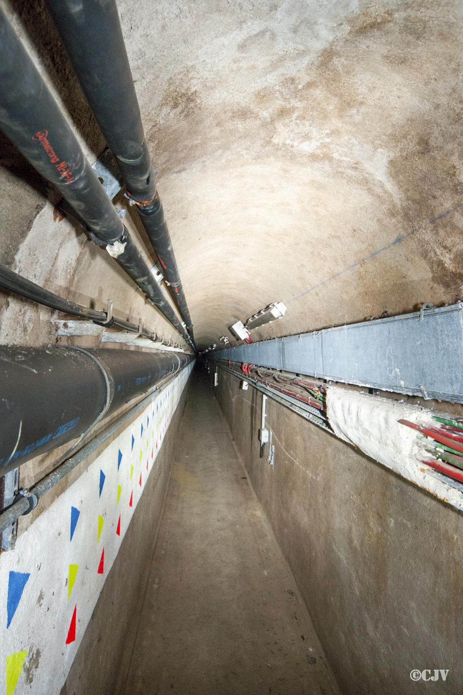 Ligne Maginot - GRAND LOT - X2 - (Abri) - Galerie de liaison avec l'ouvrage du Rochonvillers
Les fléchage colorés au mur sont les itinéraires d'évacuation en cas d'incendie - Lia VERMEULEN