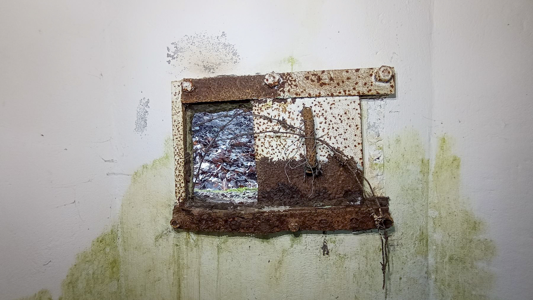 Ligne Maginot - FM76 - GUNSTHAL 1 - (Blockhaus pour arme infanterie) - Détail du créneau gauche - Baptiste GAUDIN