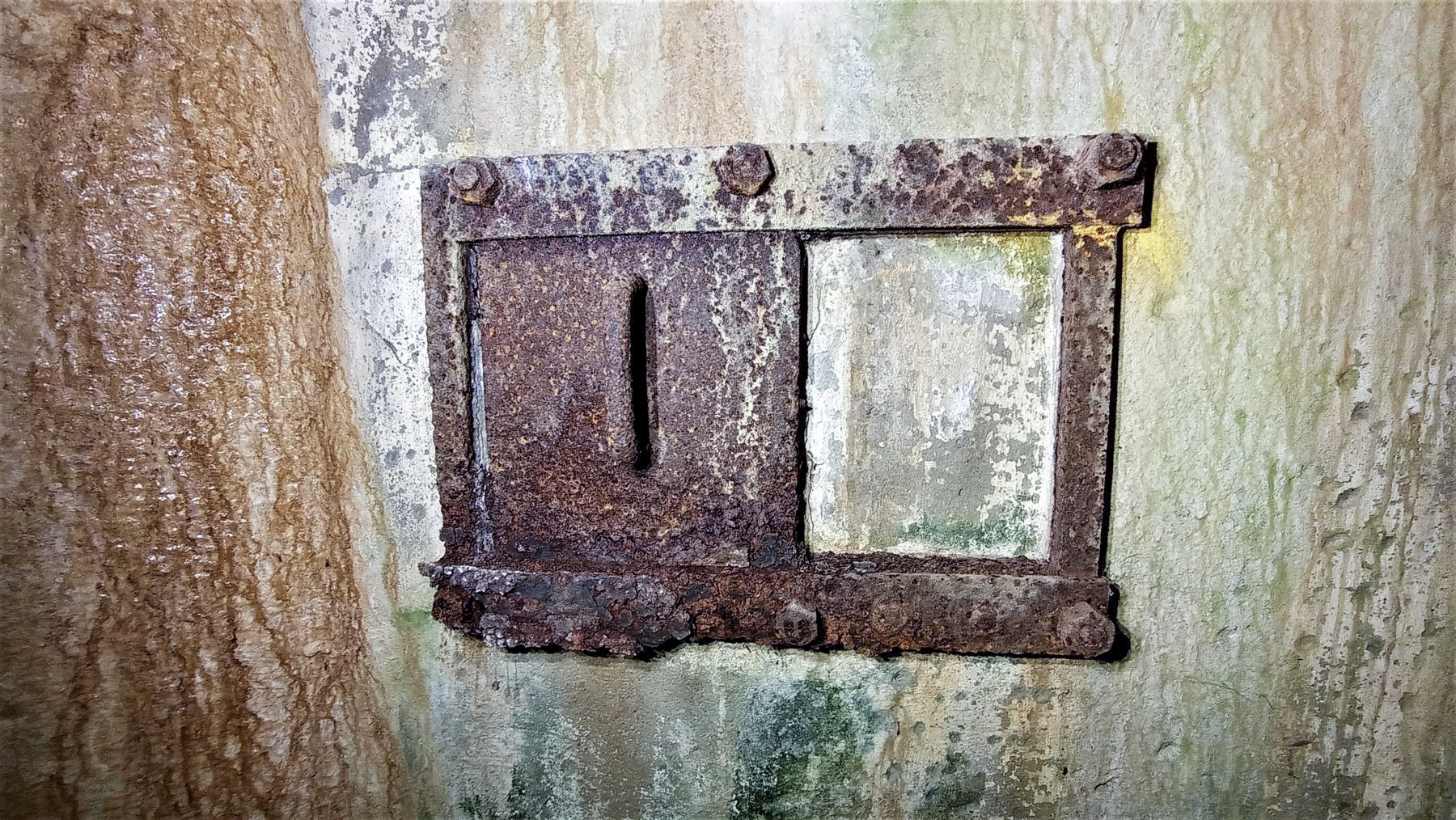 Ligne Maginot - GUNSTHAL 4 - (Blockhaus pour arme infanterie) - Détail du créneau latéral gauche - Baptiste GAUDIN