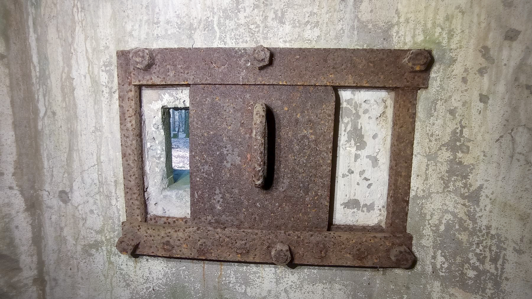 Ligne Maginot - GUNSTHAL 4 - (Blockhaus pour arme infanterie) - Détail du créneau arrière droit - Baptiste GAUDIN