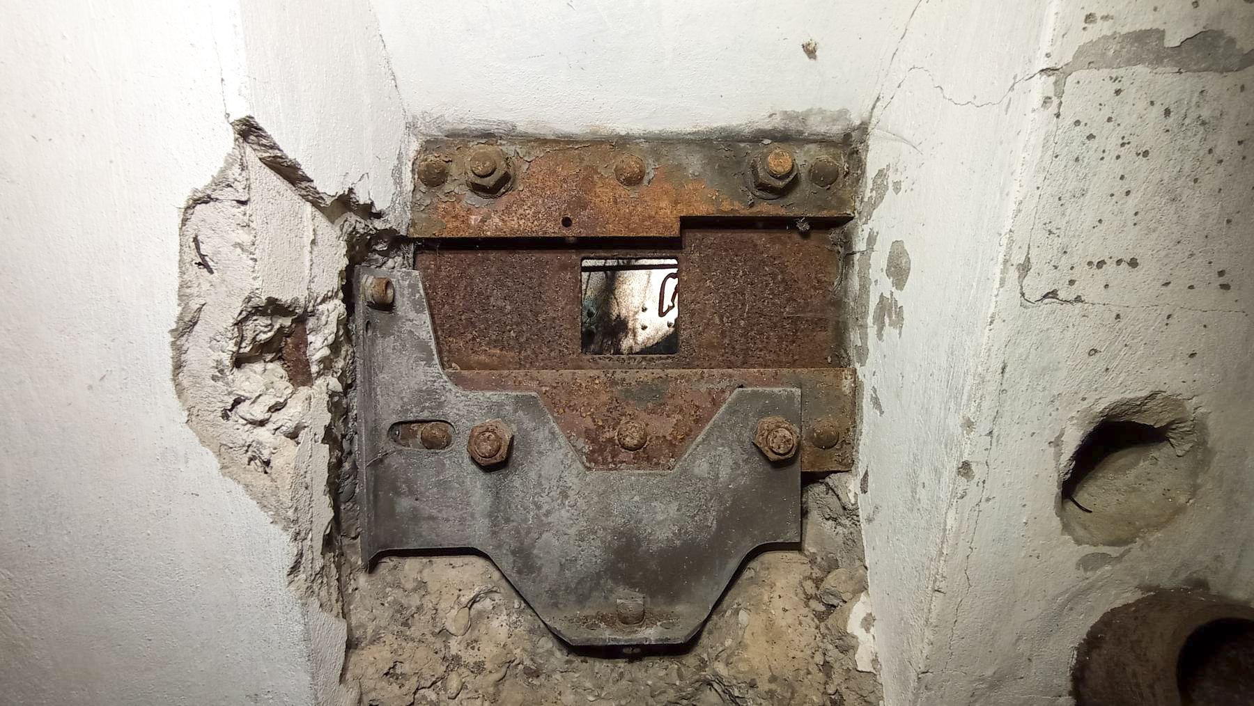 Ligne Maginot - GUNSTHAL COL EST - (Blockhaus pour arme infanterie) - Détail du créneau FM de la caponnière - Baptiste GAUDIN