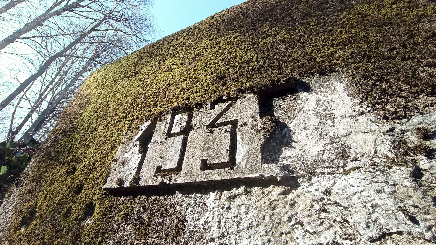 Ligne Maginot - GUNSTHAL COL EST - (Blockhaus pour arme infanterie) - Cartouche de l'année de construction. Le '2' a partiellement disparu. - Baptiste GAUDIN
