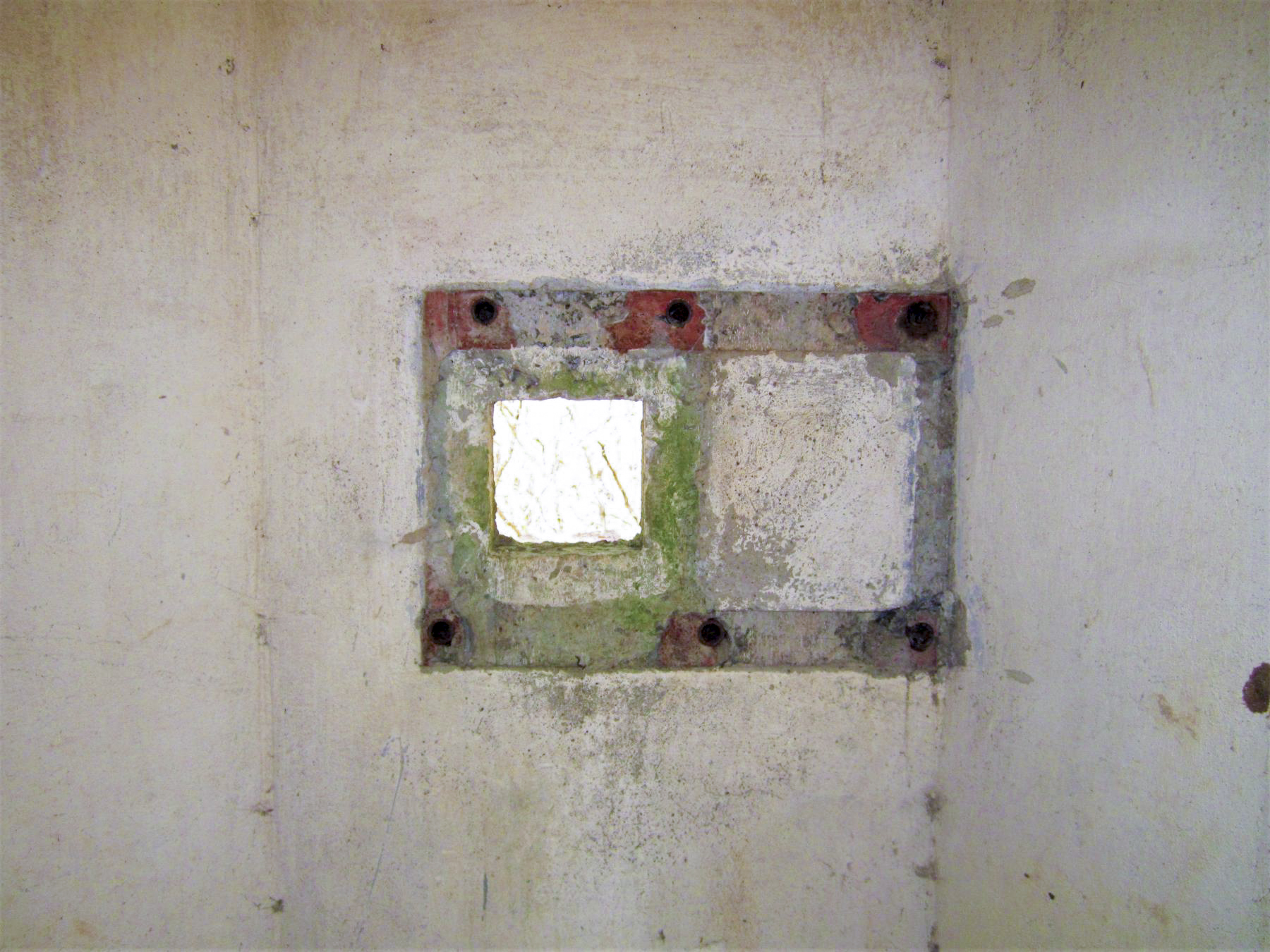 Ligne Maginot - FM9 - HIRTENMATT 1 - (Blockhaus pour arme infanterie) - Créneau latéral droit - Gregory Fuchs