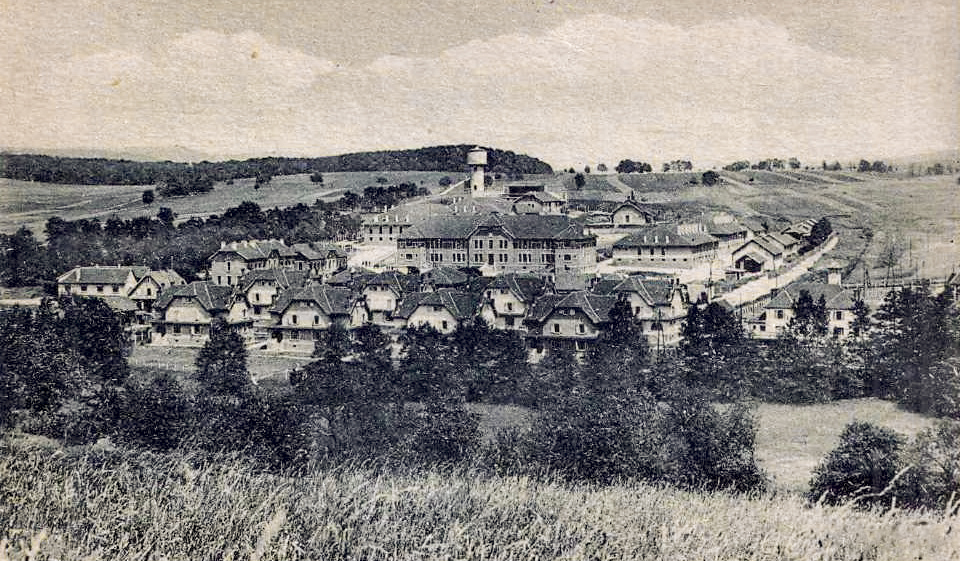 Ligne Maginot - LANGENSOULTZBACH - (Camp de sureté) - Carte postale avec la cité cadres au premier plan et le camp de sureté à l'arrière. - Inconnu