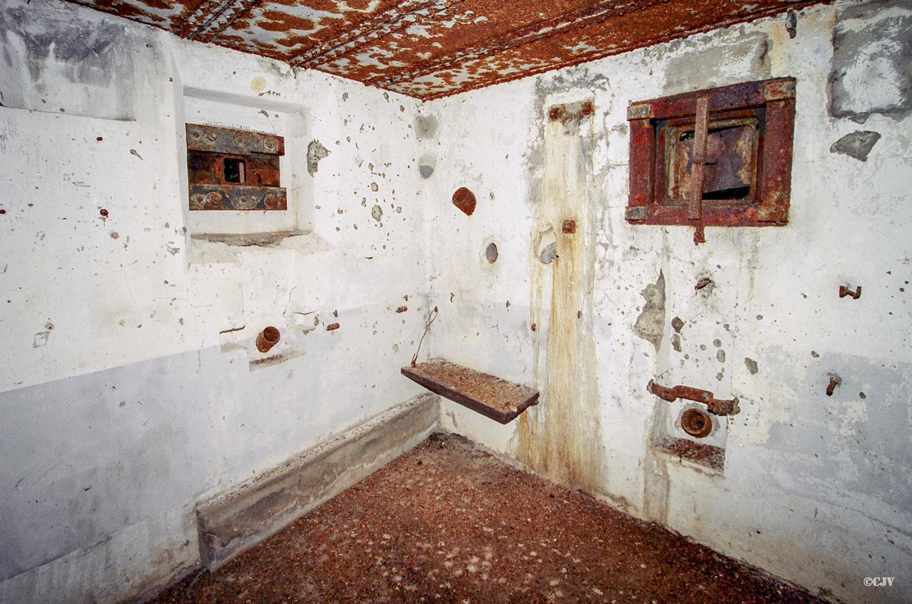 Ligne Maginot - NONNENHARDT N°3 - (Blockhaus pour arme infanterie) - Chambre de tir Ouest
A gauche créneau FM de façade, à droite créneau JM et 13,2, au centre goulottes à grenades - Lia VERMEULEN