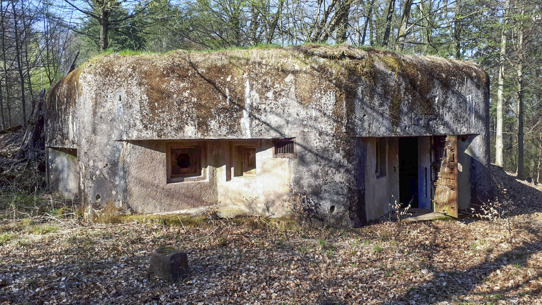 Ligne Maginot - NONNENHARDT N°3 - (Blockhaus pour arme infanterie) - Vue sur les créneaux FM et la caponnière formant un saillant sur la façade - Gregory Fuchs