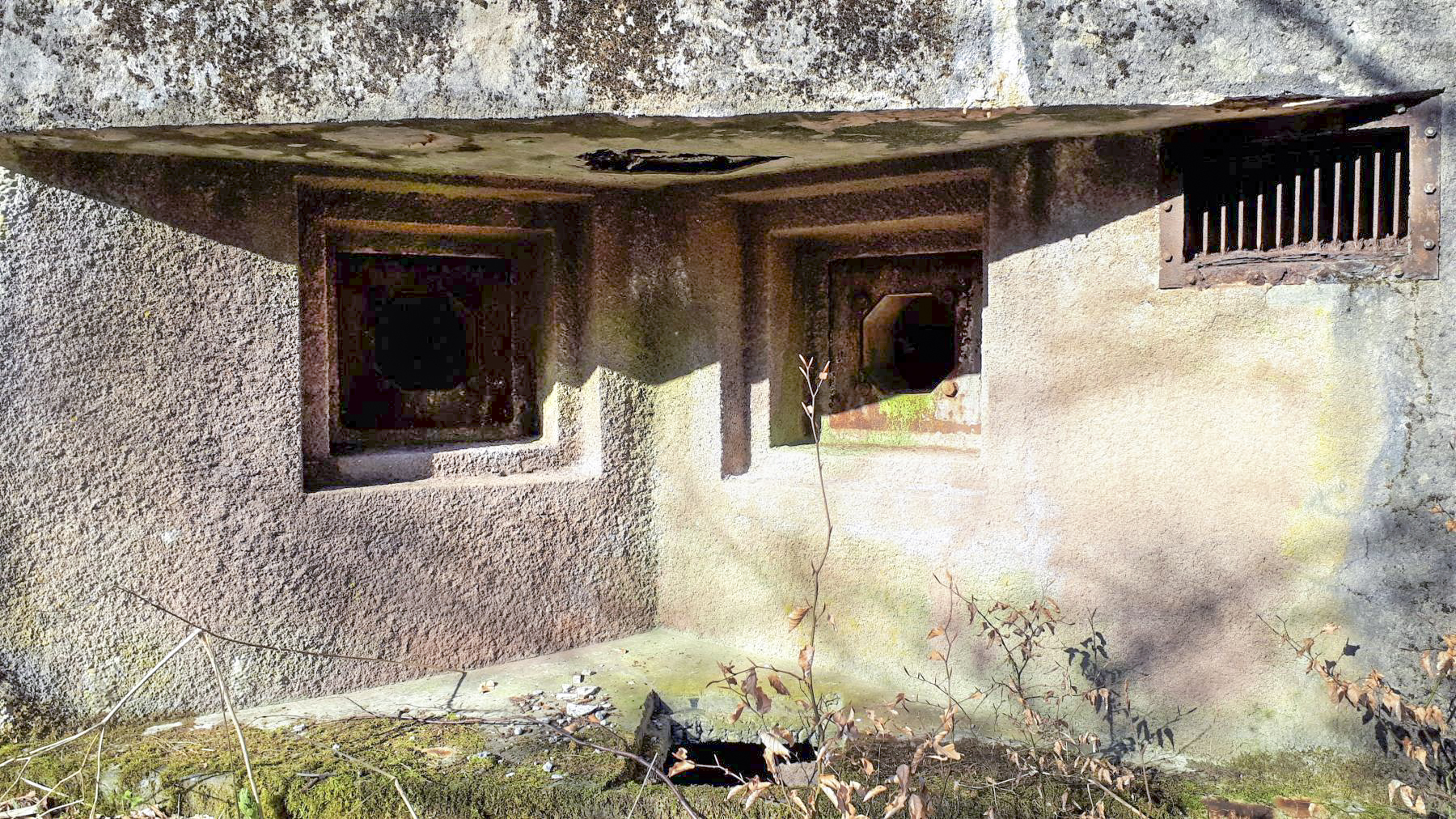 Ligne Maginot - NONNENHARDT N°3 - (Blockhaus pour arme infanterie) - Créneaux FM de façade et prise d'air - Gregory Fuchs