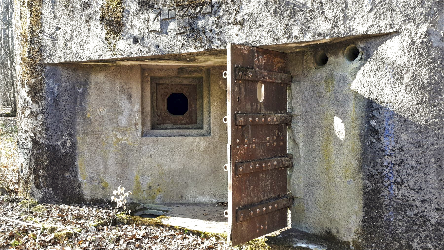 Ligne Maginot - NONNENHARDT N°3 - (Blockhaus pour arme infanterie) - L'entrée défendu par un créneau FM de la caponnière de façade - Gregory Fuchs