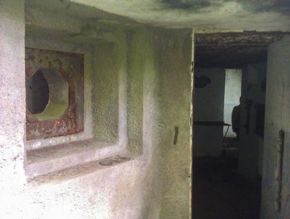 Ligne Maginot - NONNENHARDT N°3 - (Blockhaus pour arme infanterie) - L'entrée défendu par un créneau FM de la caponnière de façade - donceuh