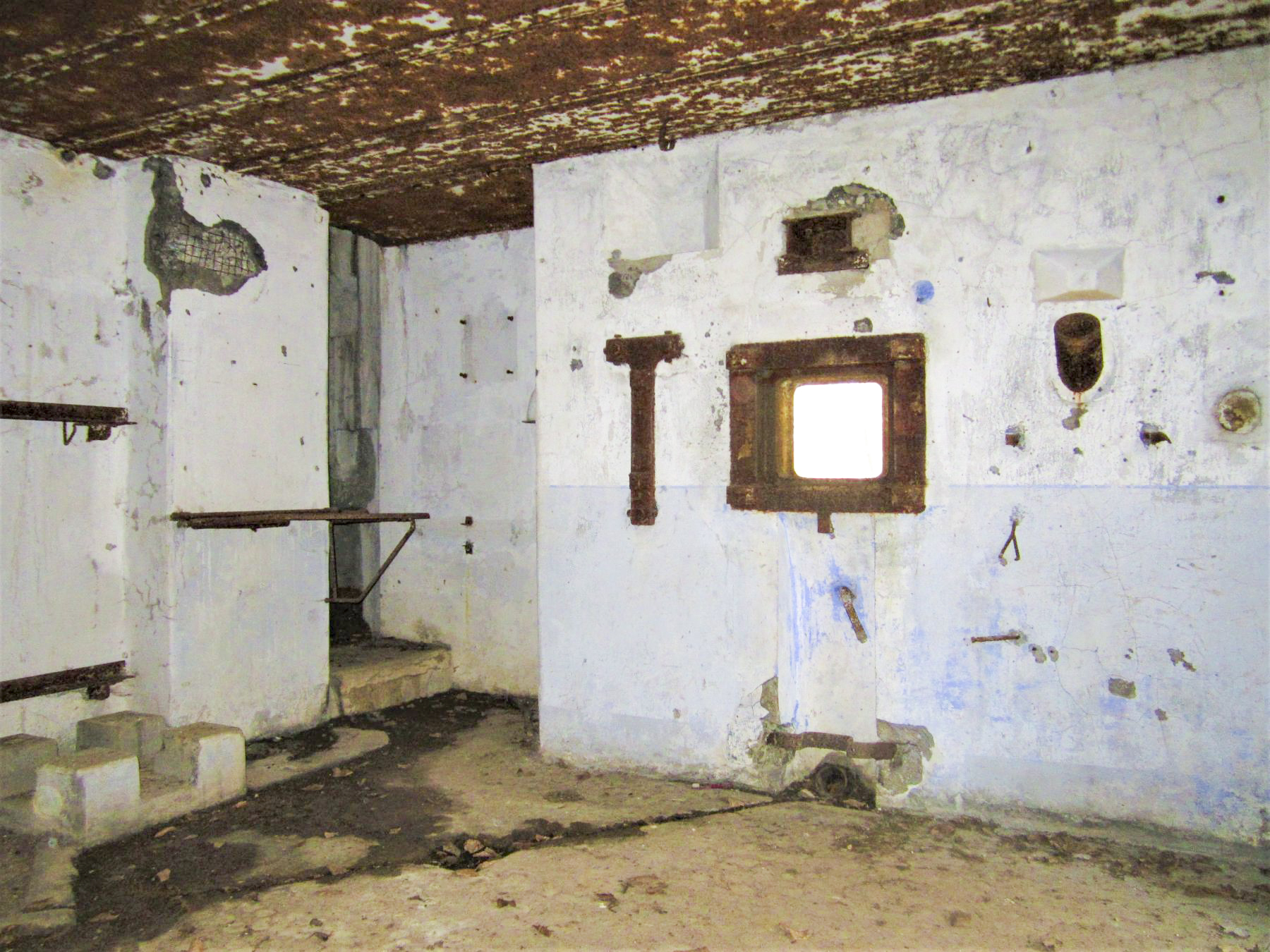 Ligne Maginot - NONNENHARDT N°3 - (Blockhaus pour arme infanterie) - Chambre de tir Est 
Au fond l'accès à la cloche GFM - Gregory Fuchs