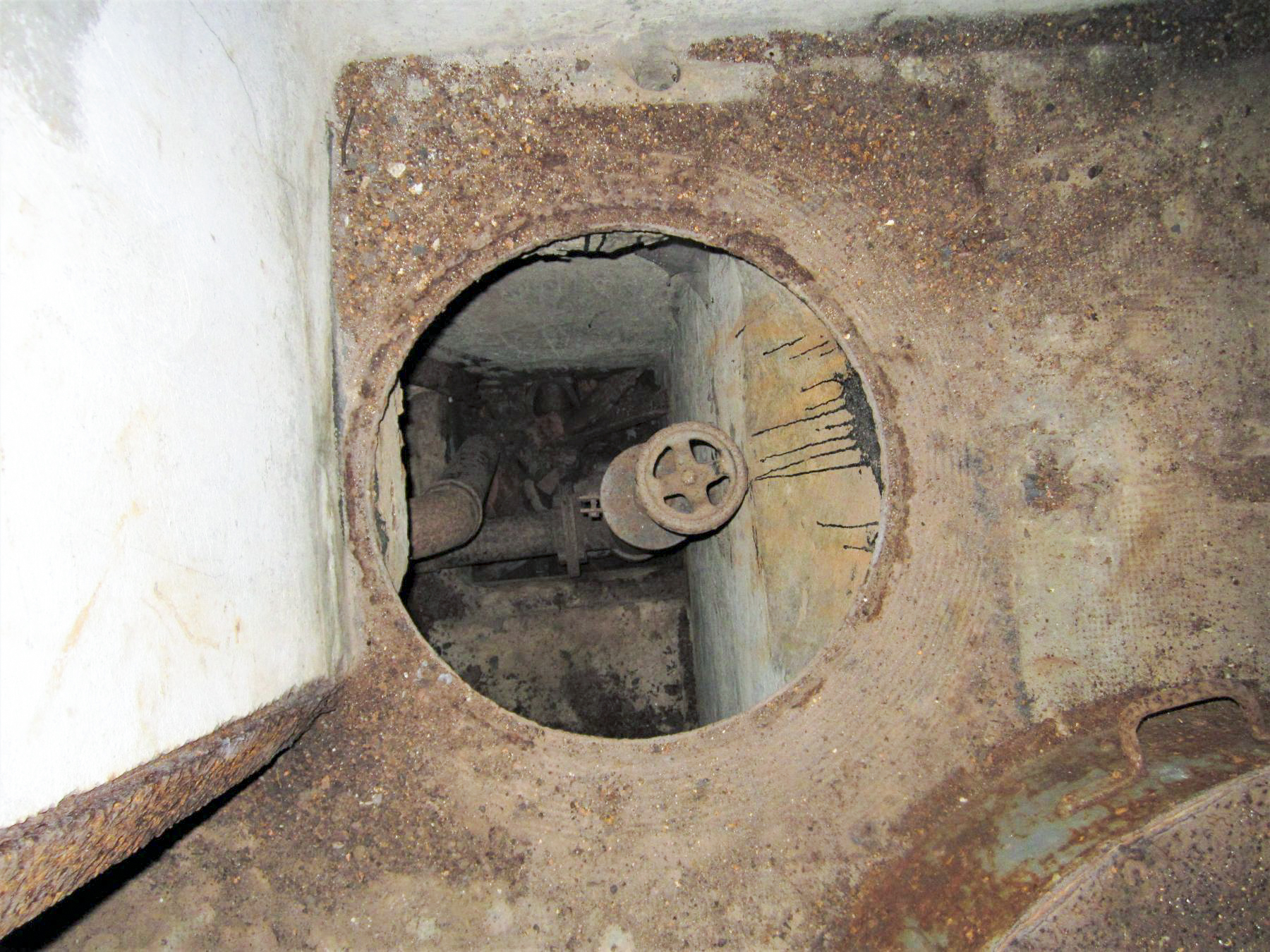 Ligne Maginot - NONNENHARDT N°3 - (Blockhaus pour arme infanterie) - Fosse des latrines
Vanne de vidange de la fosse chimique ASEPTA - Gregory Fuchs