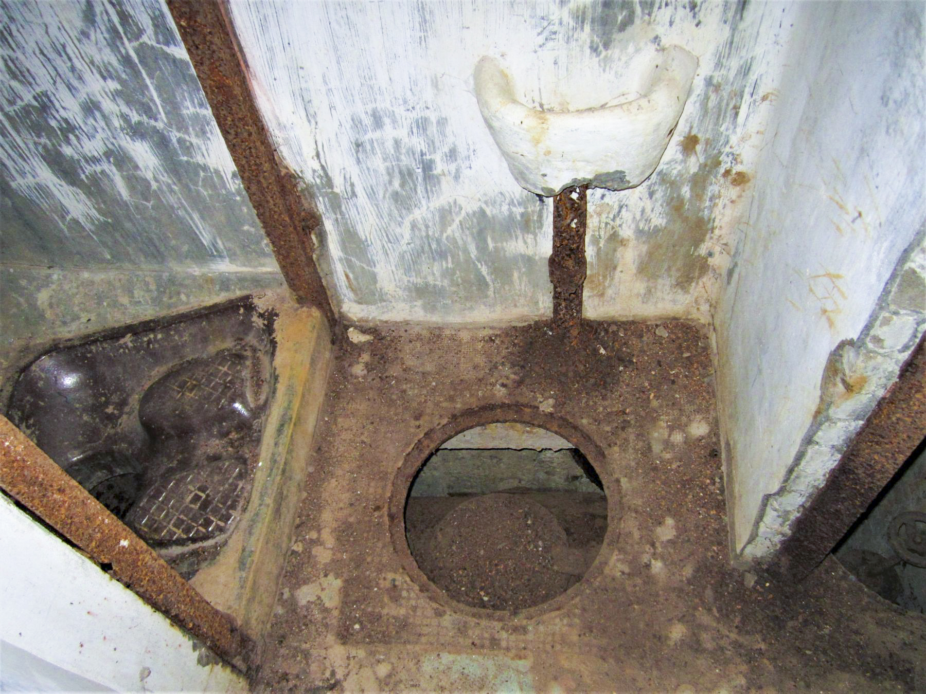 Ligne Maginot - NONNENHARDT N°3 - (Blockhaus pour arme infanterie) - Urinoir et fosse des latrines - Gregory Fuchs