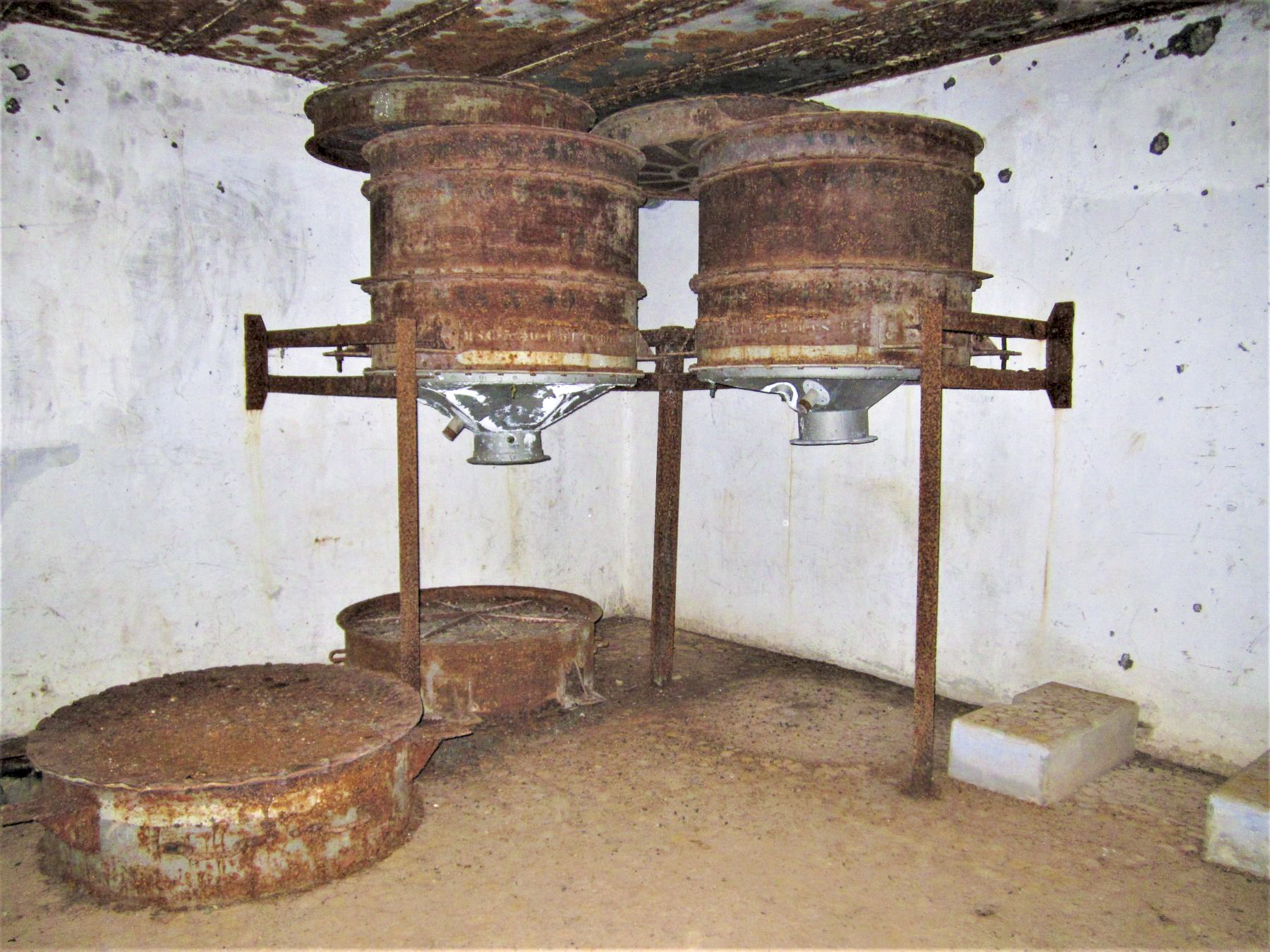 Ligne Maginot - NONNENHARDT N°3 - (Blockhaus pour arme infanterie) - Filtres du système de ventilation - Gregory Fuchs