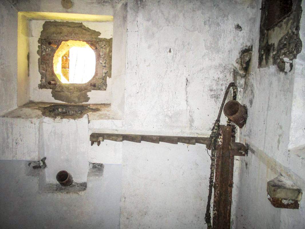 Ligne Maginot - NONNENHARDT N°3 - (Blockhaus pour arme infanterie) - Dans le coin de la caponnière : arrivée du câble téléphonique, goulotte à grenades et ratelier à fusils - Fré Do