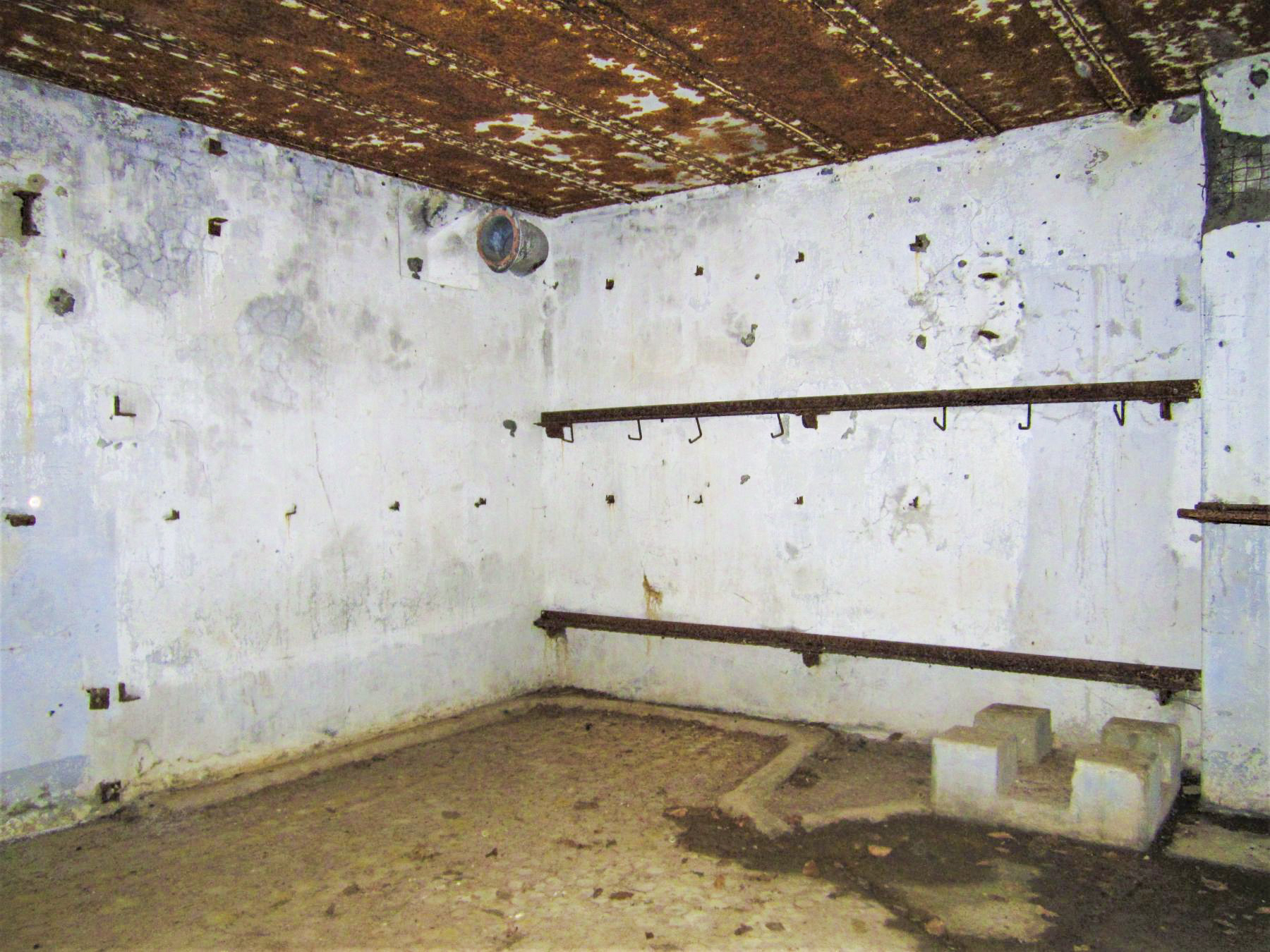 Ligne Maginot - NONNENHARDT N°3 - (Blockhaus pour arme infanterie) - Chambre de tir Est 
Emplacement des lits de l'équipage - Gregory Fuchs