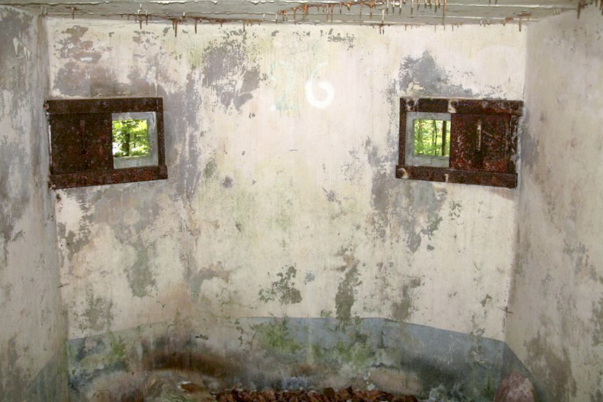 Ligne Maginot - FM41 - GRAND MUEHLBERG 1 - (Blockhaus pour arme infanterie) - Les deux créneaux frontaux
Noter le marquage n°26 - B.Henrich