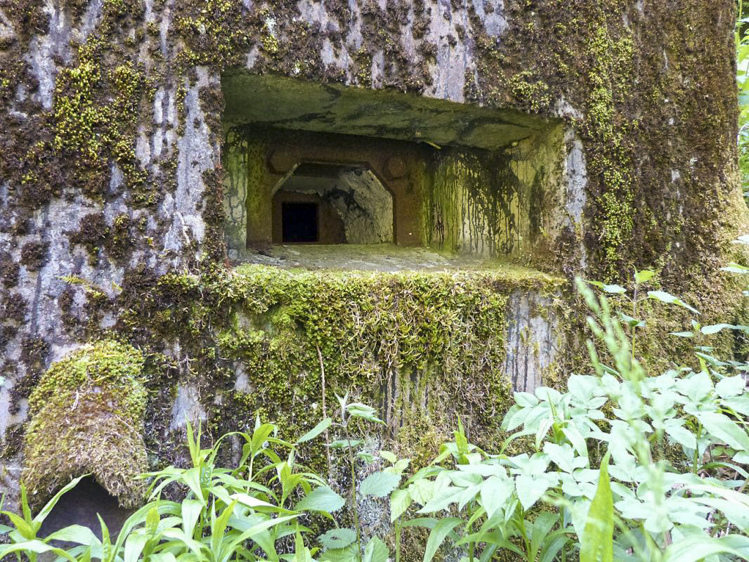Ligne Maginot - LANGTHAL 1 - (Blockhaus pour arme infanterie) - Détail du créneau FM frontal, noter le bétonnage de la partie basse - JMBrams