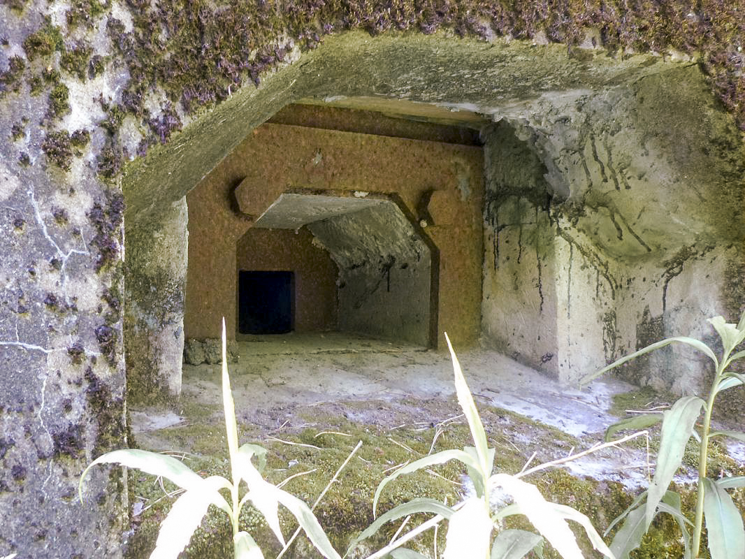 Ligne Maginot - LANGTHAL 1 - (Blockhaus pour arme infanterie) - Détail du créneau FM latéral, noter le bétonnage de la partie basse - JMBrams