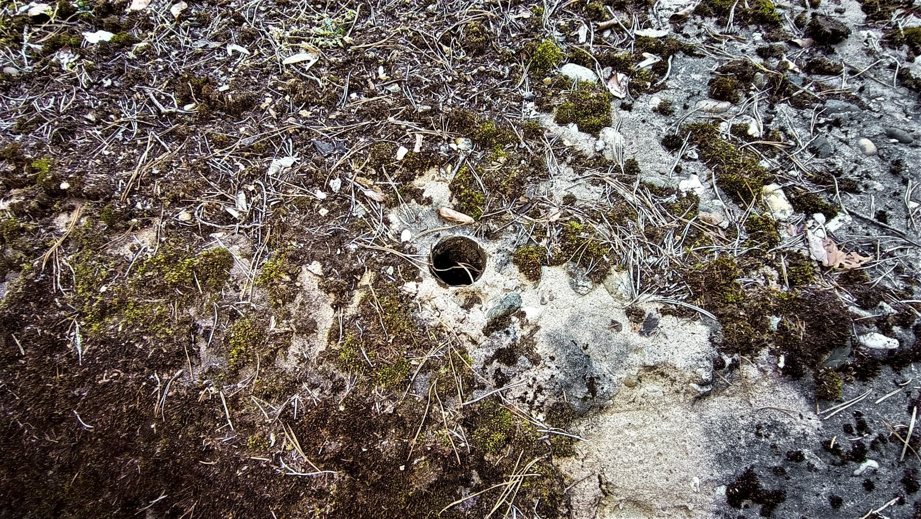 Ligne Maginot - LANGTHAL 1 - (Blockhaus pour arme infanterie) - Débouché d'un des trois conduits d'évacuation des fumées des niches à lampes - Baptiste GAUDIN