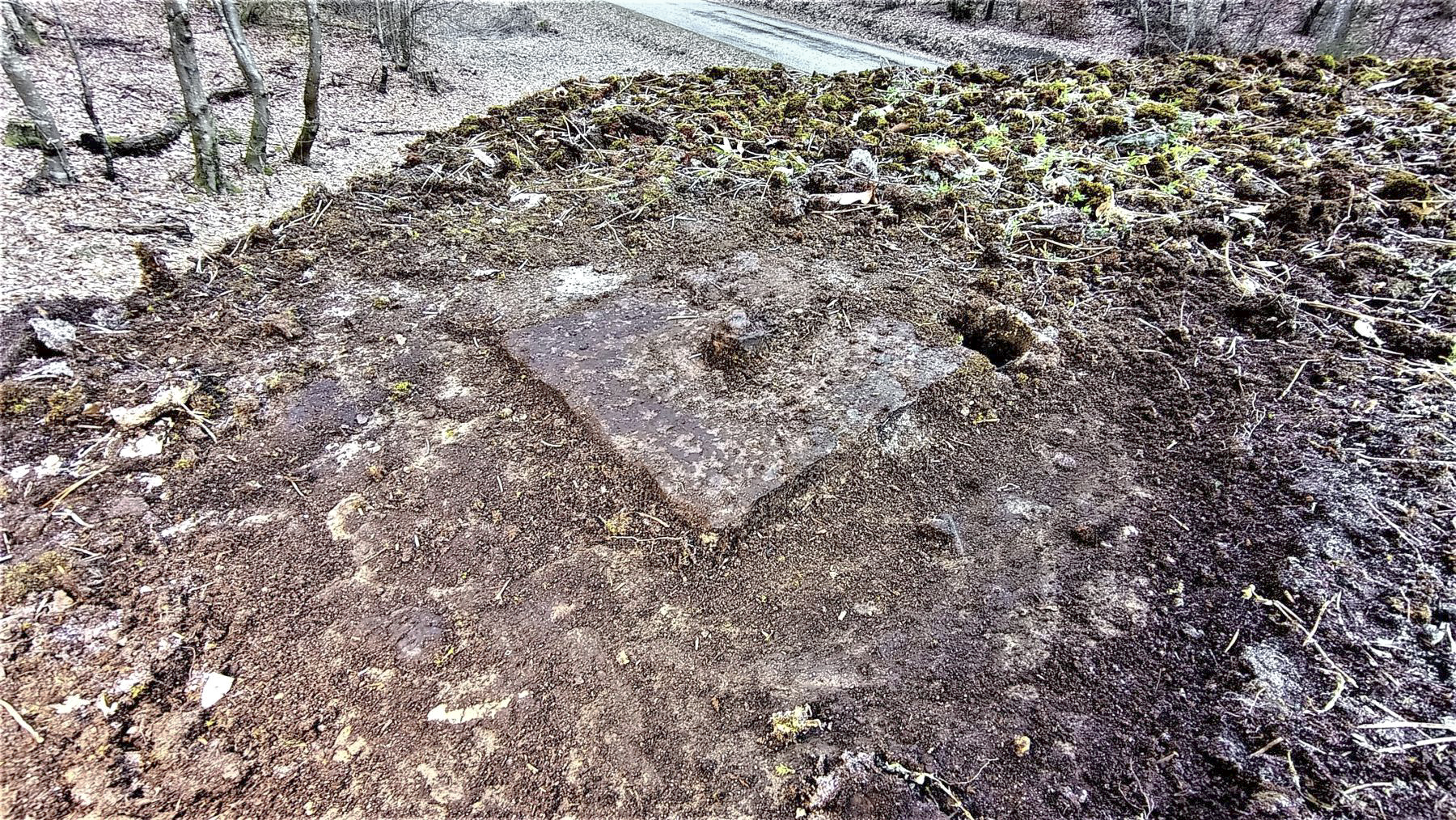 Ligne Maginot - LANGTHAL 1 - (Blockhaus pour arme infanterie) - Orifice périscopique à l'extérieur  obstrué par une plaque - Baptiste GAUDIN