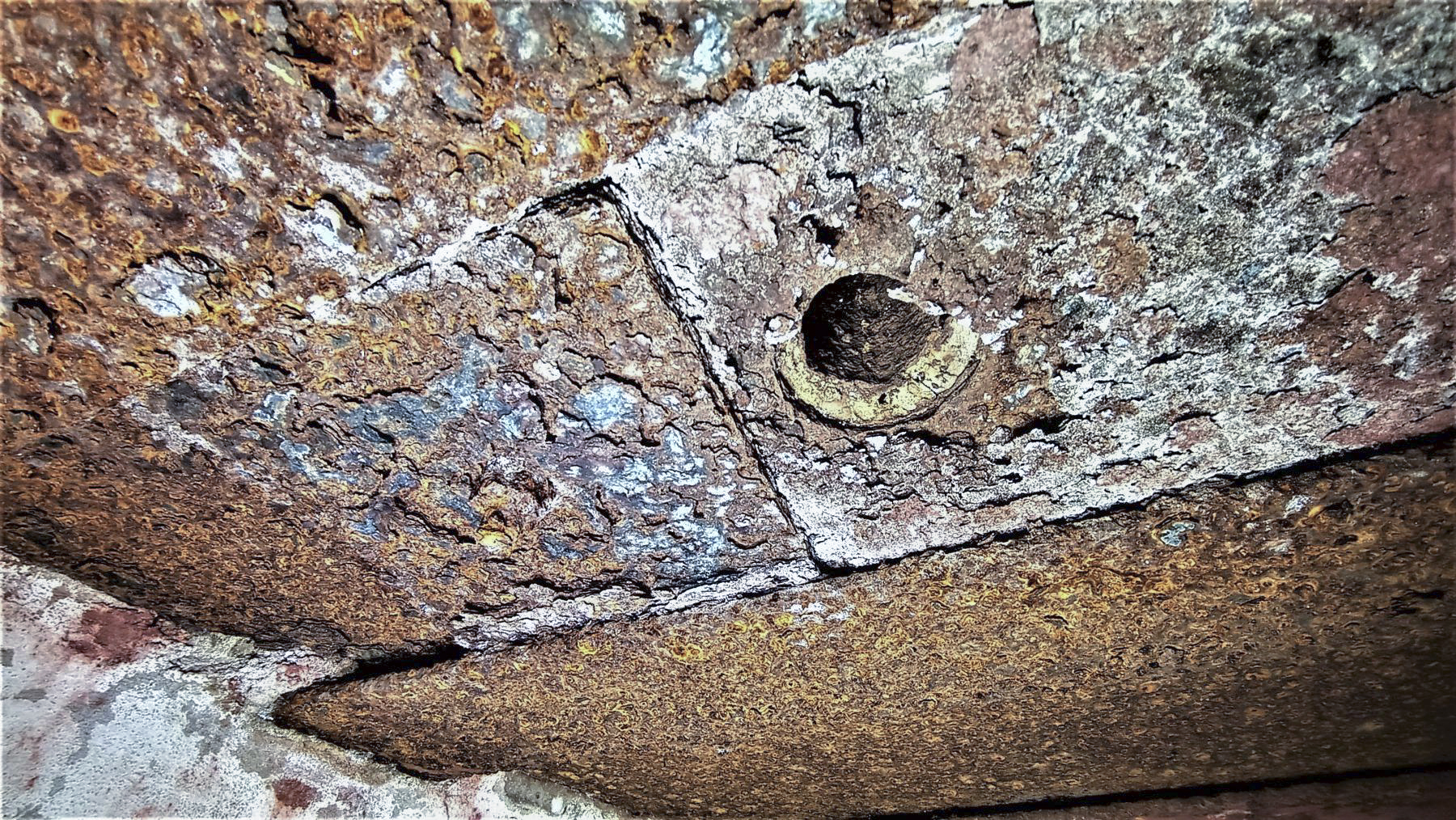 Ligne Maginot - LANGTHAL 1 - (Blockhaus pour arme infanterie) - Orifice périscopique dans la chambre de tir FM obstrué par une plaque - Baptiste GAUDIN