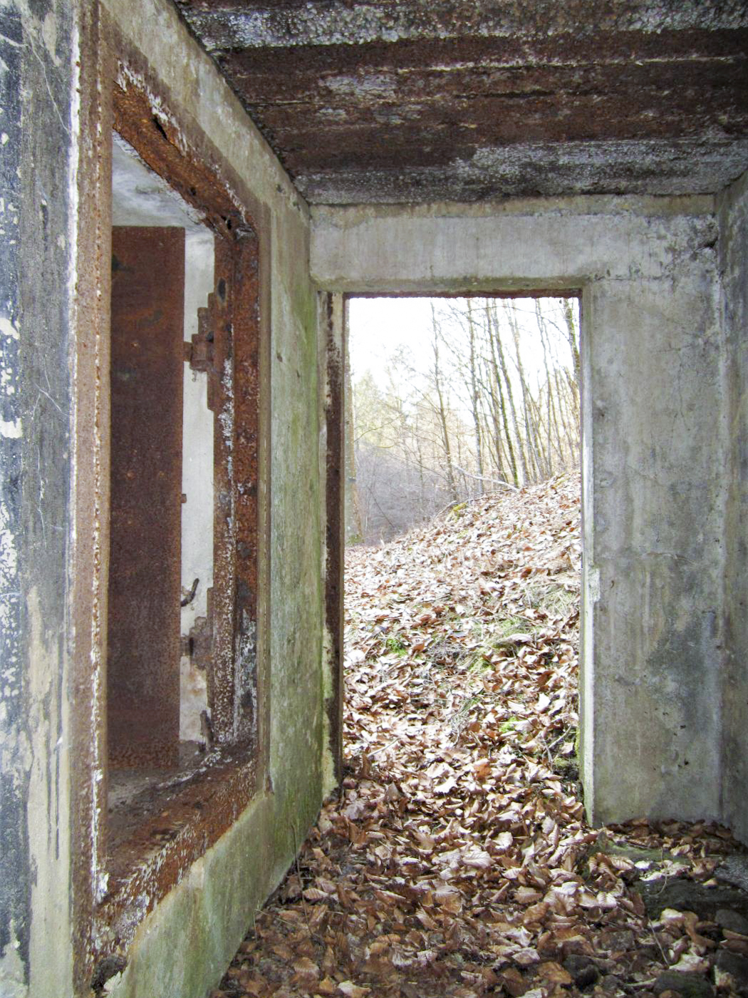 Ligne Maginot - LANGTHAL 1 - (Blockhaus pour arme infanterie) - L'entrée du blockhaus, à gauche entrée de la chambre de tir FM - Gregory Fuchs