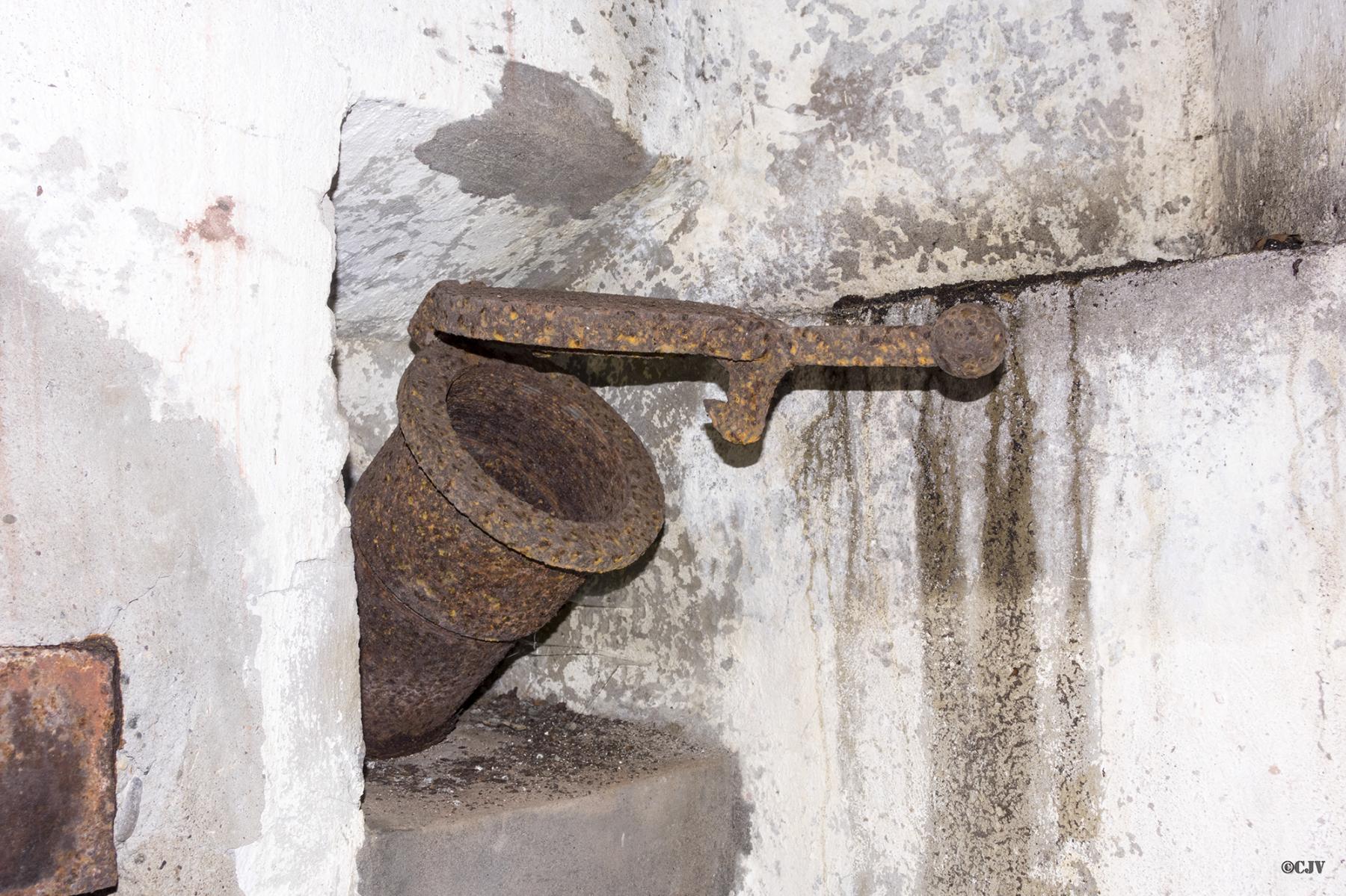 Ligne Maginot - LANGTHAL 1 - (Blockhaus pour arme infanterie) - Goulotte à grenades - Lia VERMEULEN