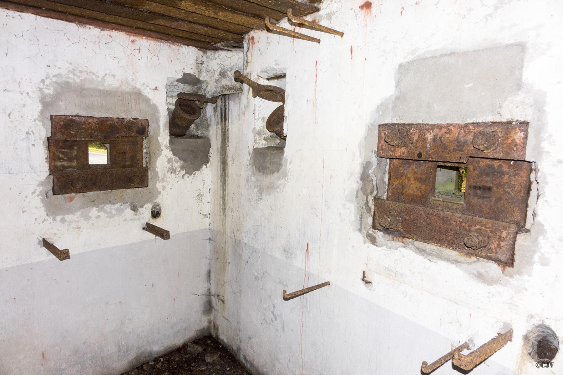Ligne Maginot - LANGTHAL 1 - (Blockhaus pour arme infanterie) - Les deux créneaux FM - Lia VERMEULEN
