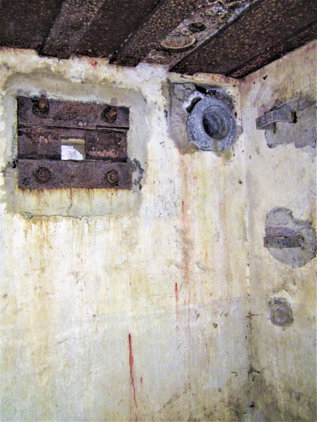 Ligne Maginot - LANGTHAL 2 - (Blockhaus pour arme infanterie) - Créneau FM de défense de l'entrée et à droite le support du ventilateur - Gregory Fuchs