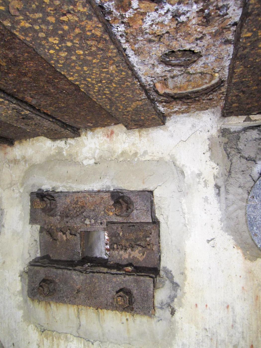 Ligne Maginot - LANGTHAL 2 - (Blockhaus pour arme infanterie) - Créneau FM de défense de l'entrée et orifice périscopique - Gregory Fuchs