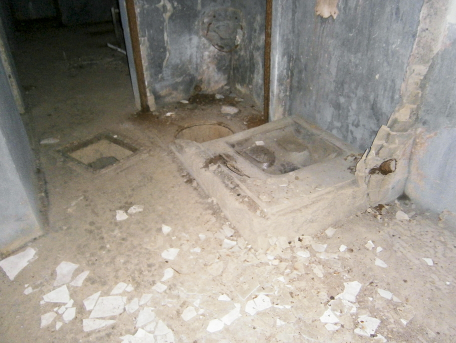 Ligne Maginot - LEMBACH - (Ouvrage d'infanterie) - Bloc 1
Étage inférieur
Latrines - Patrice Vilain
