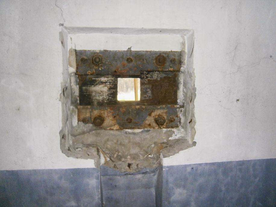 Ligne Maginot - LEMBACH - (Ouvrage d'infanterie) - Bloc 1
Créneau FM flanquant la chambre de tir - Patrice Vilain