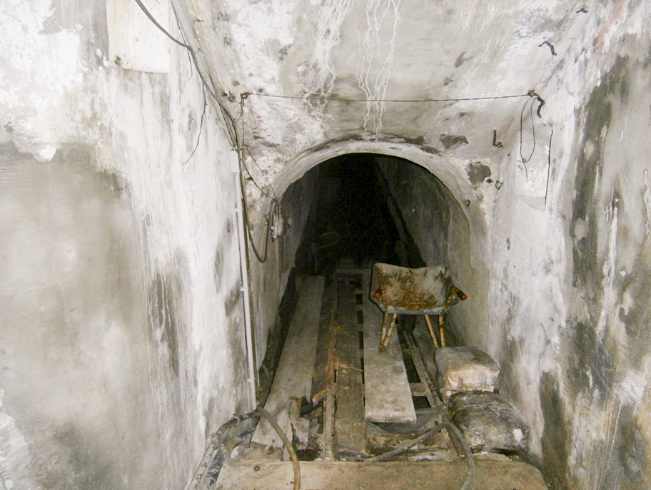 Ligne Maginot - LEMBACH - (Ouvrage d'infanterie) - Bloc d'entrée
Galerie vers l'ouvrage
(égout visitable) - Patrice Vilain