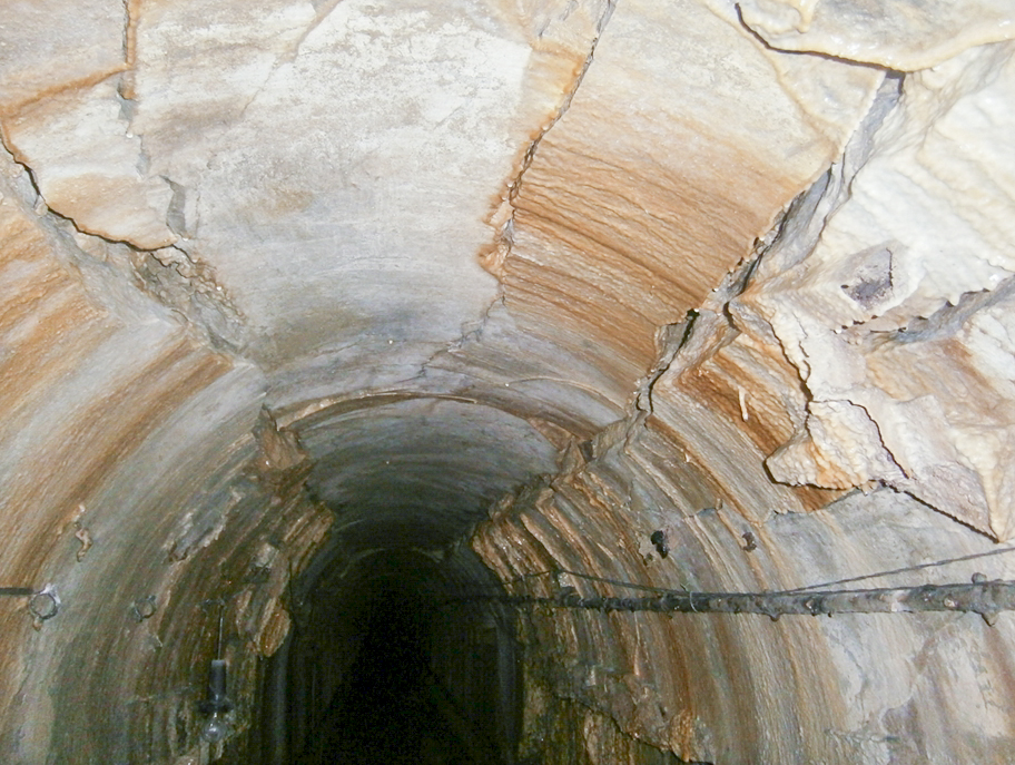Ligne Maginot - LEMBACH - (Ouvrage d'infanterie) - Bloc d'entrée et issue de secours
Galerie endommagée par les essais de destruction allemands  - Patrice Vilain
