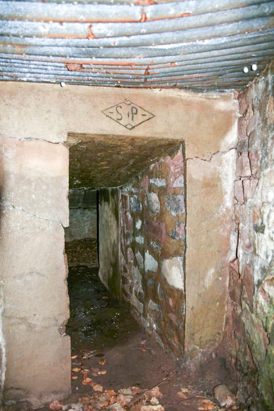 Ligne Maginot - M28 - BETZENTHAL 1 - (Blockhaus pour arme infanterie) - L'entrée avec sur le dessus un cartouche contenant des initiales 'SP' - B.HENRICH