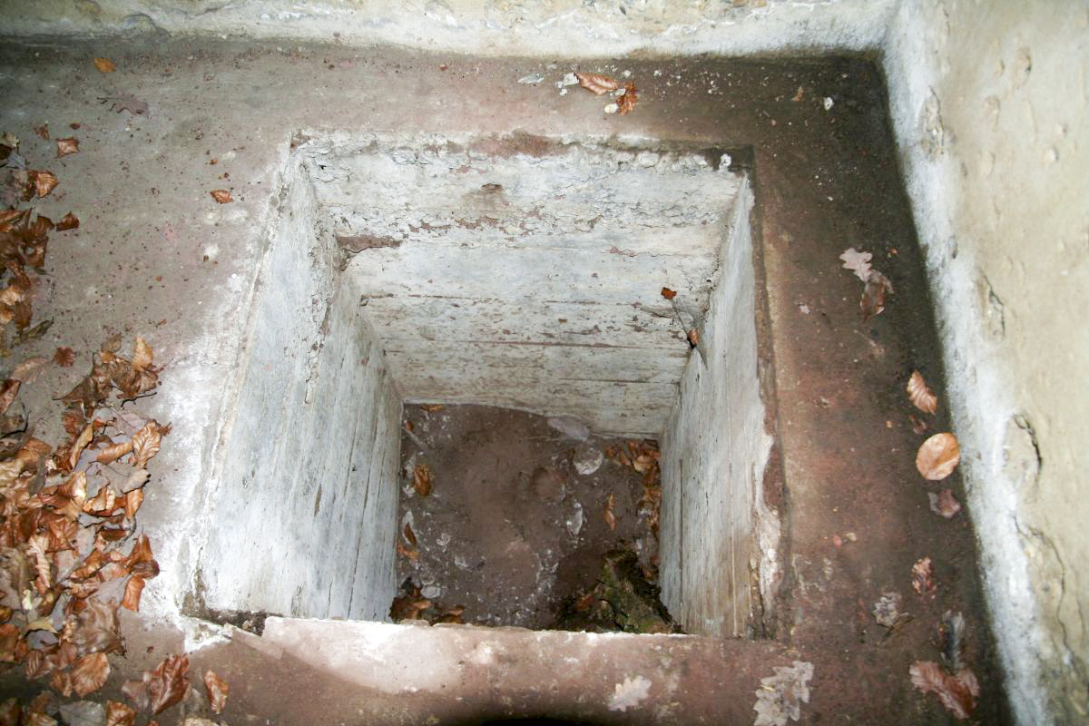 Ligne Maginot - M28 - BETZENTHAL 1 - (Blockhaus pour arme infanterie) - Chambre de tir nord-est, réservation dans le radier.
ATTENTION ! DANGER ! - B.HENRICH