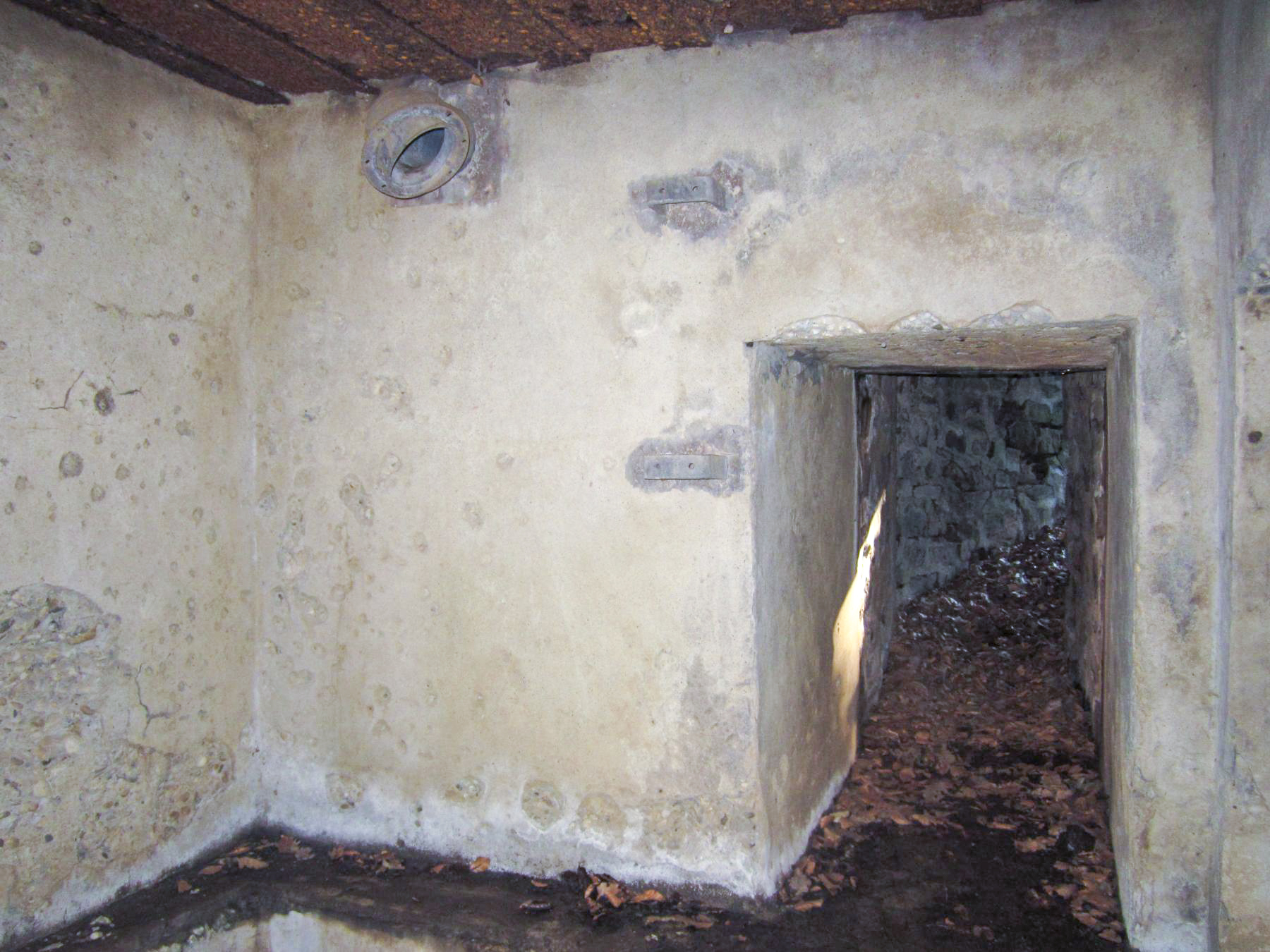 Ligne Maginot - M28 - BETZENTHAL 1 - (Blockhaus pour arme infanterie) - L'entrée donnant dans la chambre de tir nord-est, noter le support pour la ventilation - Gregory Fuchs