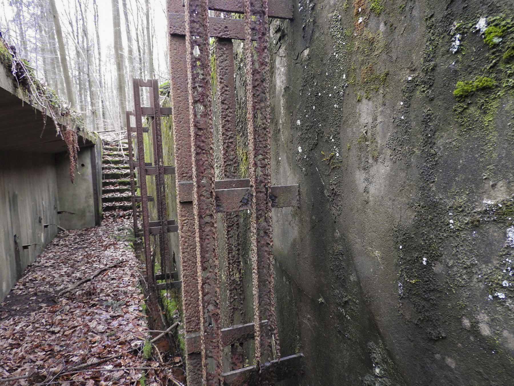 Ligne Maginot - MARKBACH - (Stand de tir) - Dans la tranchée, les supports de cibles - STENGER Mathieu
