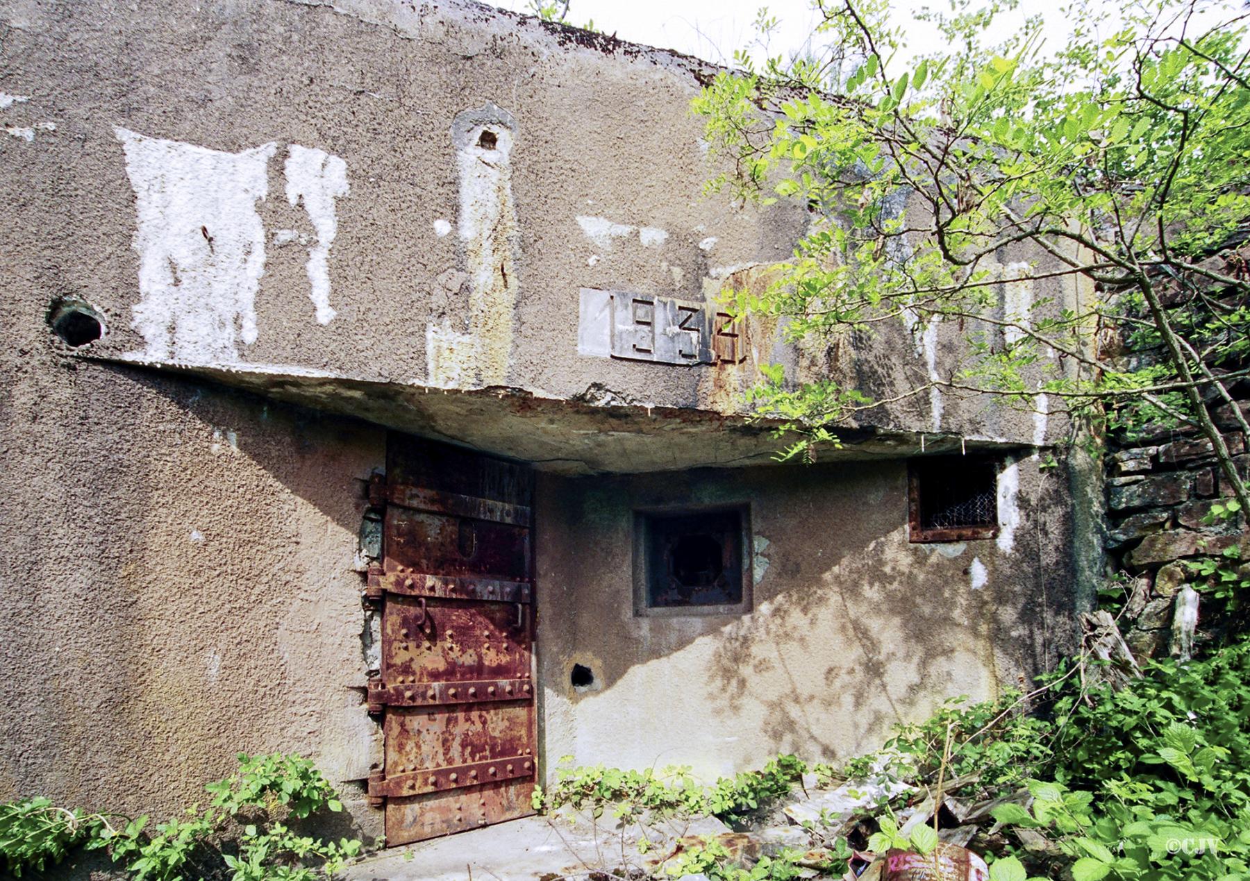 Ligne Maginot - NONNENHARDT N°1 (Blockhaus pour arme infanterie) - L'entrée et la caponnière FM de défense rapprochée - Lia VERMEULEN