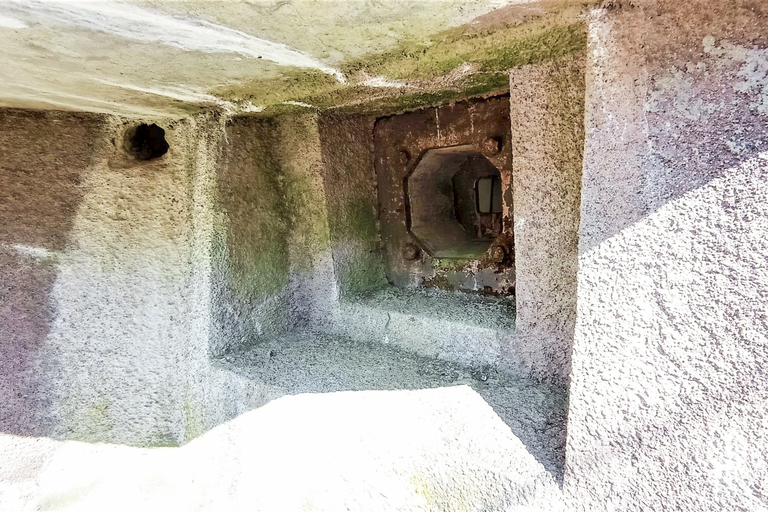 Ligne Maginot - NONNENHARDT N°1 - (Blockhaus pour arme infanterie) - Créneau FM principal, noter l'inclinaison - Baptiste GAUDIN