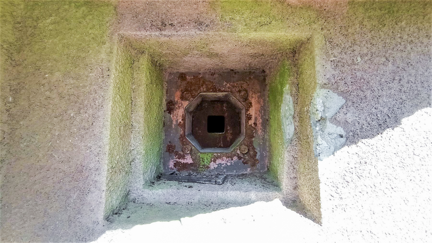Ligne Maginot - NONNENHARDT N°1 - (Blockhaus pour arme infanterie) - Créneau FM défendant l'entrée - Baptiste GAUDIN
