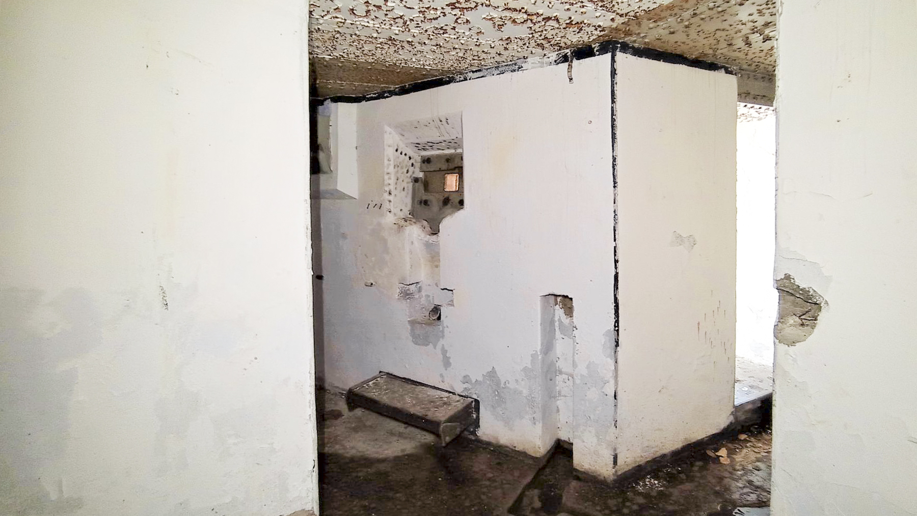 Ligne Maginot - NONNENHARDT N°1 - (Blockhaus pour arme infanterie) - Caponnière FM défendant l'entrée, à droite l'entrée du blockhaus - Baptiste GAUDIN