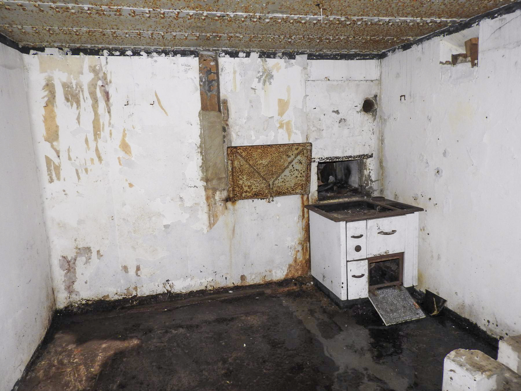 Ligne Maginot - NONNENHARDT N°1 - (Blockhaus pour arme infanterie) - La chambre de repos 'squatté', le puits de la cloche GFM sert de cheminée à une cuisinière type SDF - STENGER Mathieu