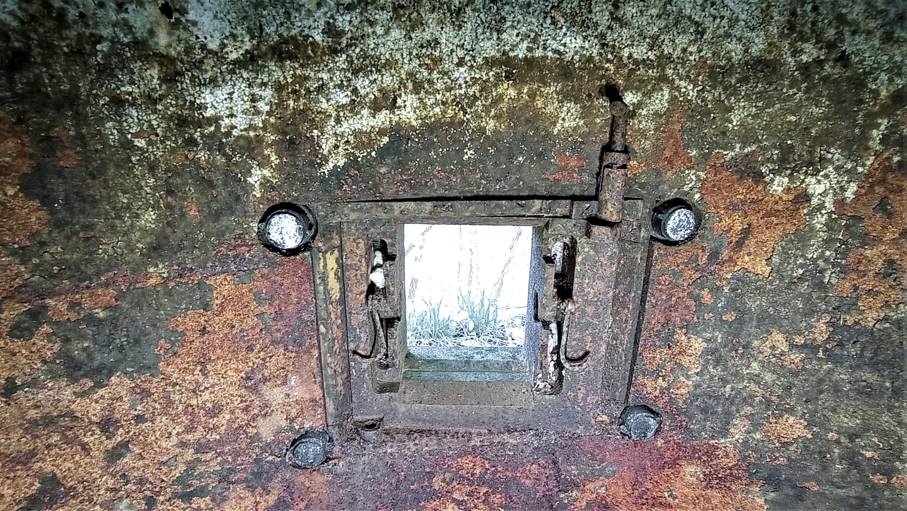 Ligne Maginot - NONNENHARDT N°1 - (Blockhaus pour arme infanterie) - Un des 5 créneaux de la cloche GFM - Baptiste GAUDIN