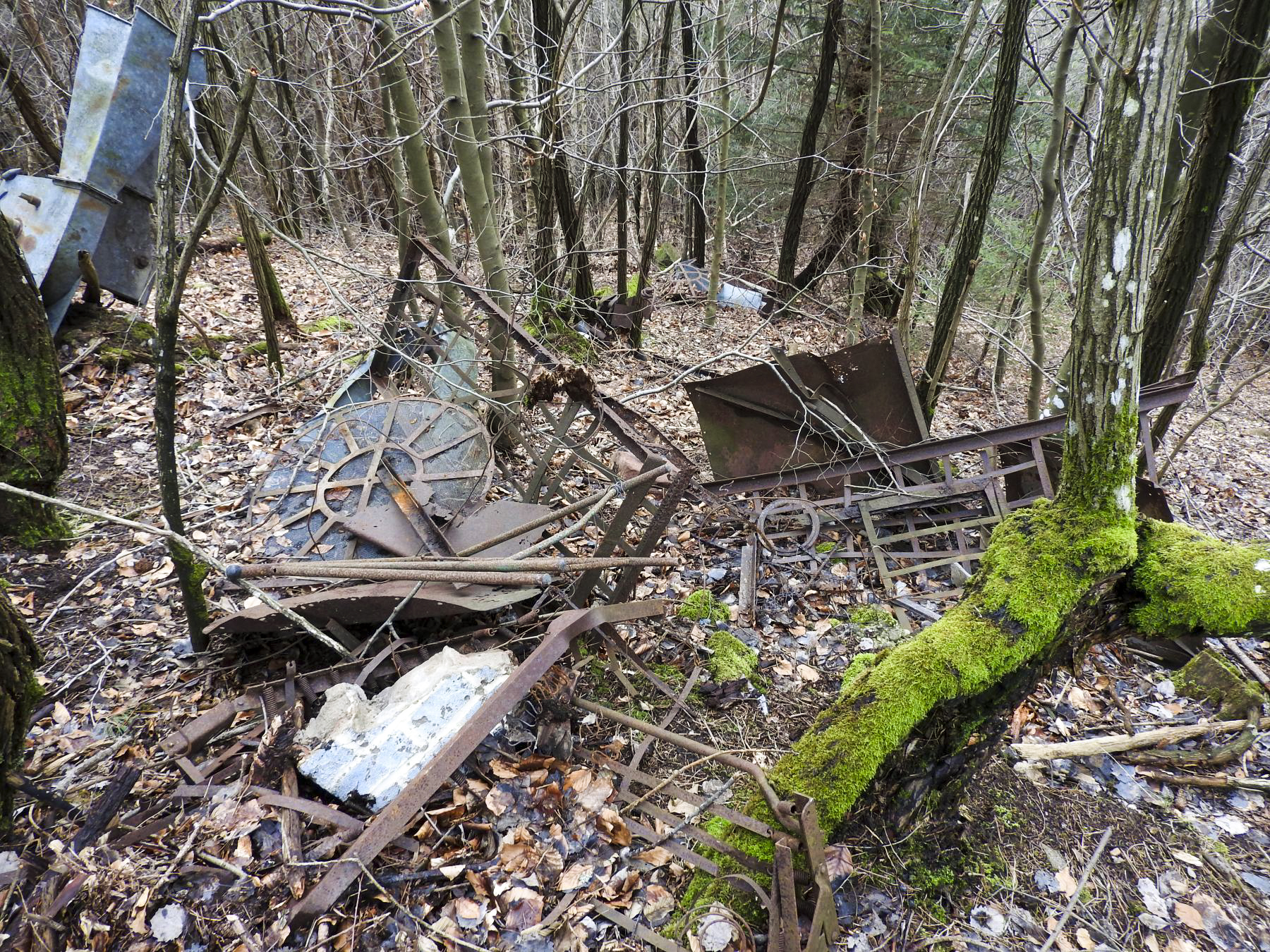 Ligne Maginot - NONNENHARDT N°1 - (Blockhaus pour arme infanterie) - L'équipement jeté en dehors du blockhaus, le 'squatteur' à fait place nette - STENGER Mathieu