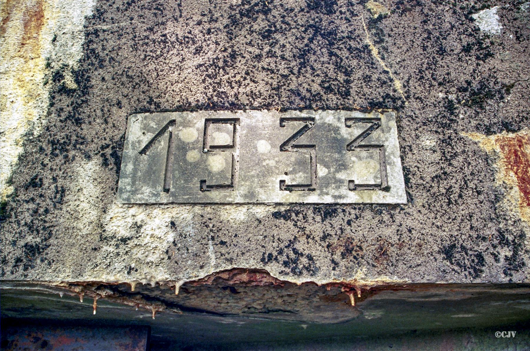 Ligne Maginot - NONNENHARDT N°2 - (Blockhaus pour arme infanterie) - Cartouche '1933' au-dessus de l'entrée - Lia VERMEULEN