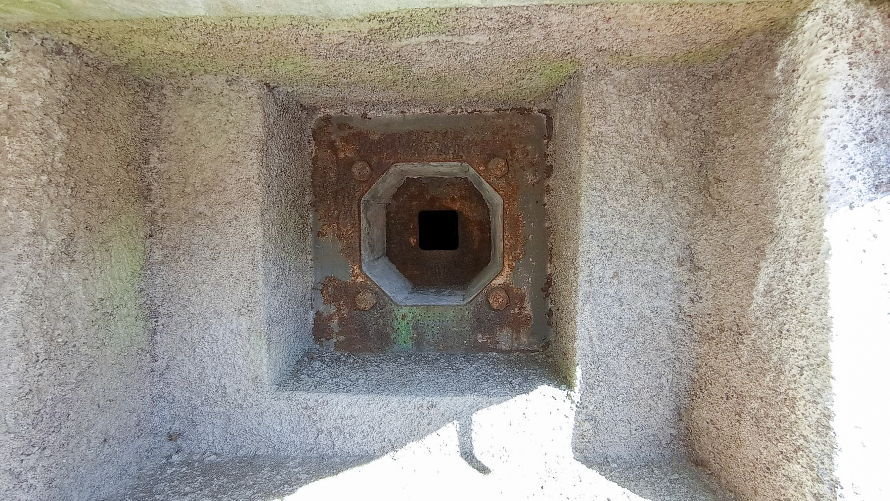 Ligne Maginot - NONNENHARDT N°2 - (Blockhaus pour arme infanterie) - Détail du créneau FM principal - Baptiste GAUDIN