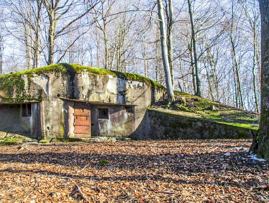 Ligne Maginot - NONNENHARDT N°2 - (Blockhaus pour arme infanterie) - Vue générale vers l'entrée - Fré Do