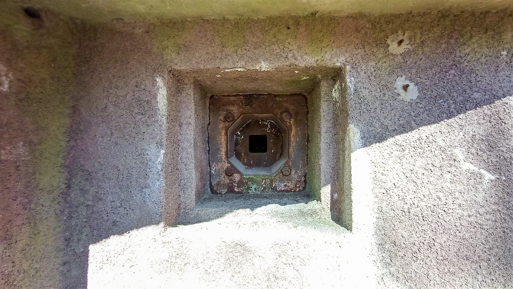 Ligne Maginot - NONNENHARDT N°2 - (Blockhaus pour arme infanterie) - Créneau FM défendant l'entrée - Baptiste GAUDIN